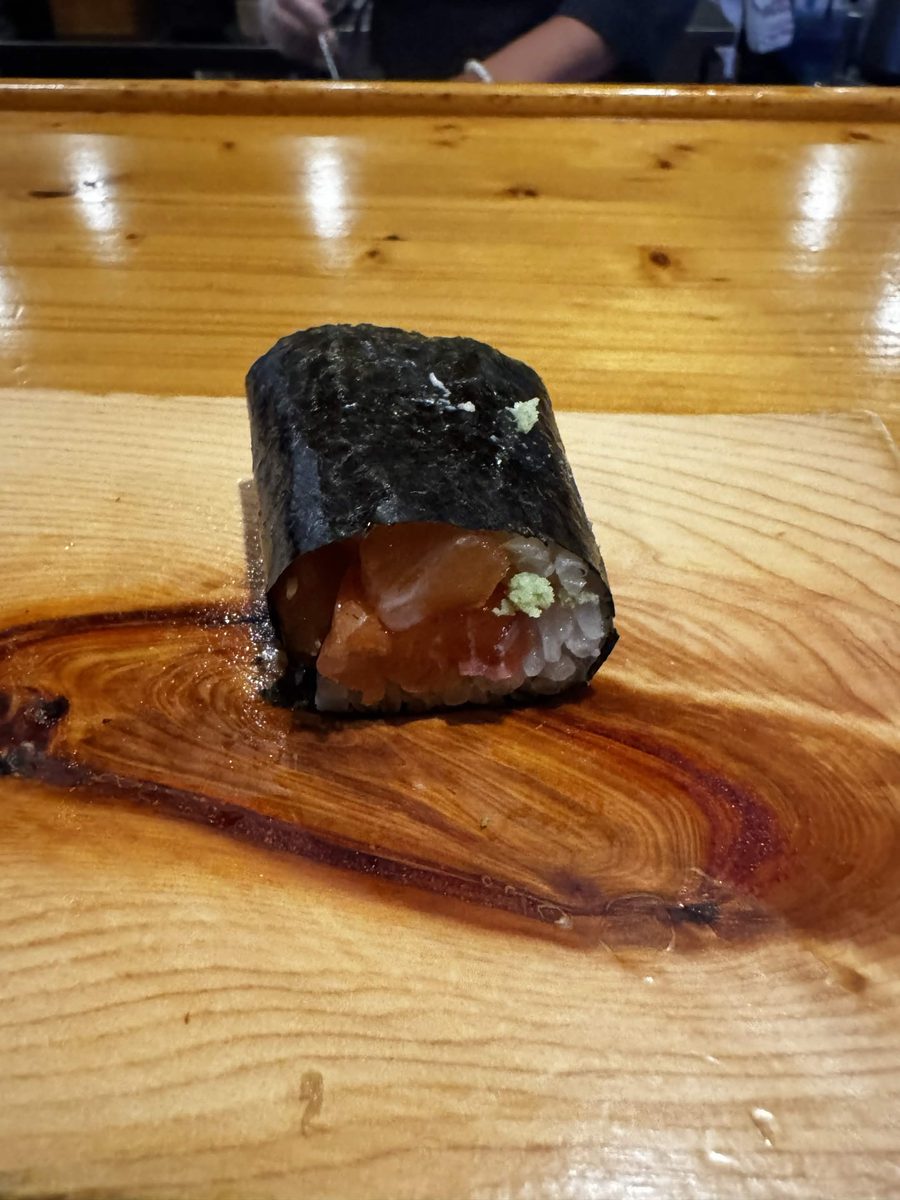 Salmon handroll